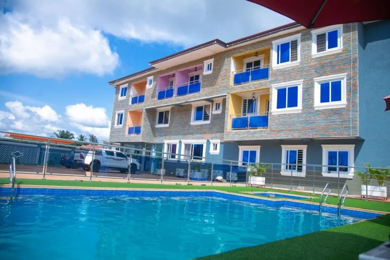 Front of Leisure Cozy Hotel, Hohoe, with the pool in the foreground